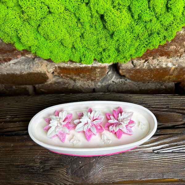 Świeca sojowa "Różowe kwiaty" w gipsowej formie