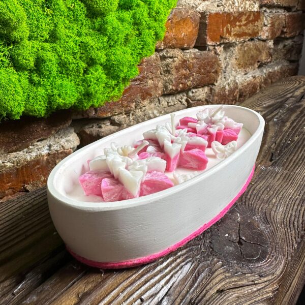 Świeca sojowa "Różowe kwiaty" w gipsowej formie