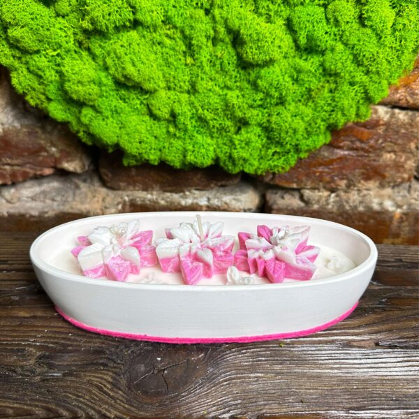 Świeca sojowa "Różowe kwiaty" w gipsowej formie