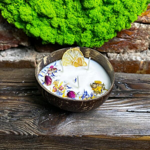 swieca-sojowa-w-naturalnym-kokosie.jpg Świeca sojowa zapachowa TRAWA CYTRYNOWA w łupinie kokosa