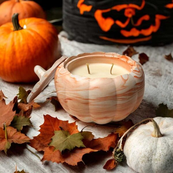 swieca-w-bialo-pomaranczowym-gipsie-2.jpg Świeca sojowa zapachowa w gipsowej dyni