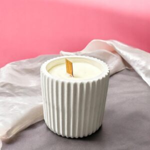 swieca-z-wosku-sojowego-classic-w-gipsowym-kubku.jpg Świeca sojowa w kokosie zapachowa POWIEW JESIENI miodowa 250 ml