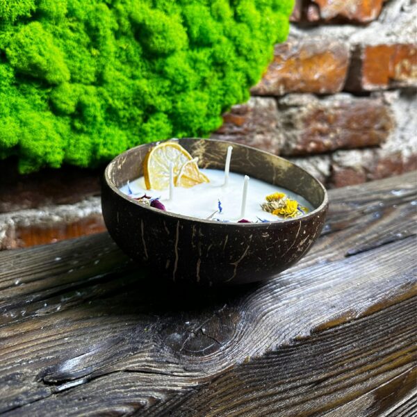 swieca-zapachowa-w-kokosie-trawa-cytrynowa-3.jpg Świeca sojowa zapachowa TRAWA CYTRYNOWA w łupinie kokosa